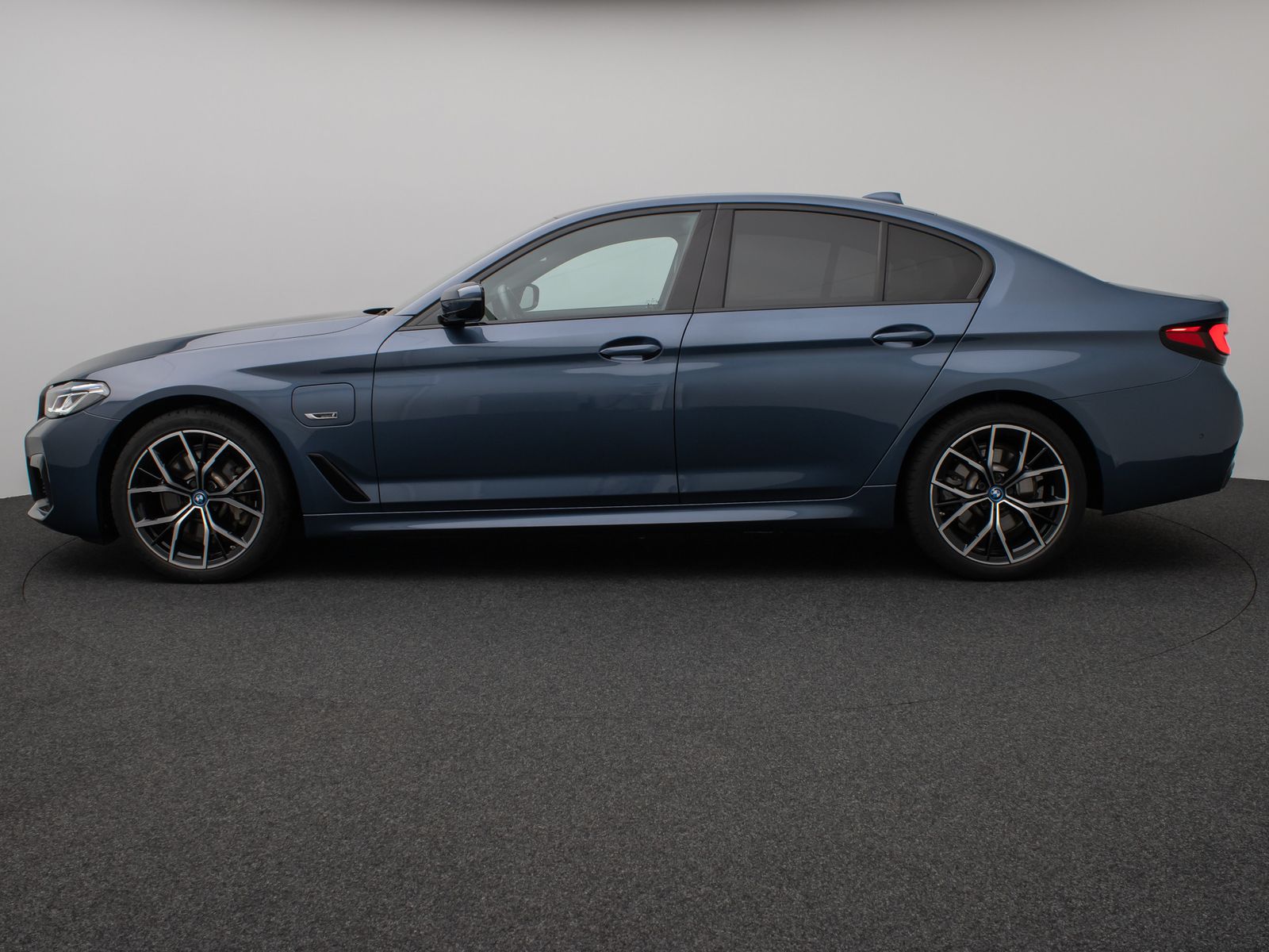 Fahrzeugabbildung BMW 530e M Sport Kamera Laser HUD DAB H/K Alarm 19"