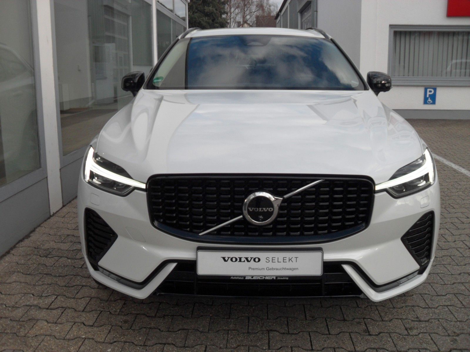 Fahrzeugabbildung Volvo XC 60 B4 Plus Dark 2WD