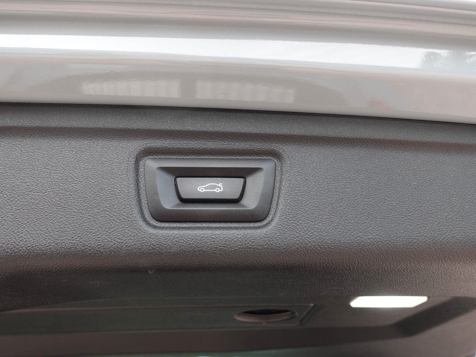 Fahrzeugabbildung BMW 318i Touring A M Sportpaket LMR18"/LED/Navi/...