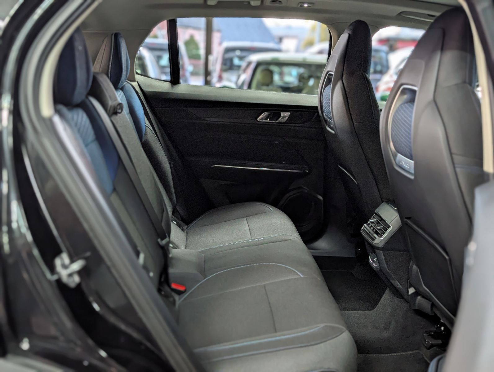 Fahrzeugabbildung Lynk&Co 01 1.5 T HEV ACC PANO APP LED KAM MEMO SHZ 24TKM