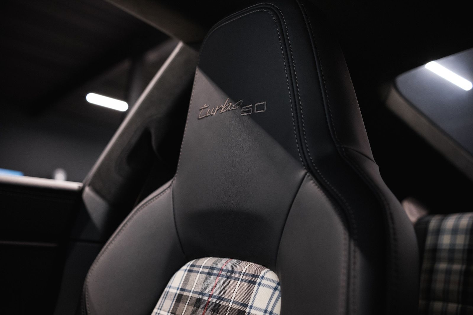 Fahrzeugabbildung Porsche 992/911 Turbo 50 Jahre Heritage-Nachtsicht-Inno