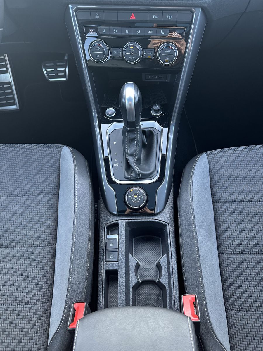 Fahrzeugabbildung Volkswagen T-Roc 2.0 TSI DSG 4M R-Line NAV+LED+PANO+AHK+ACC