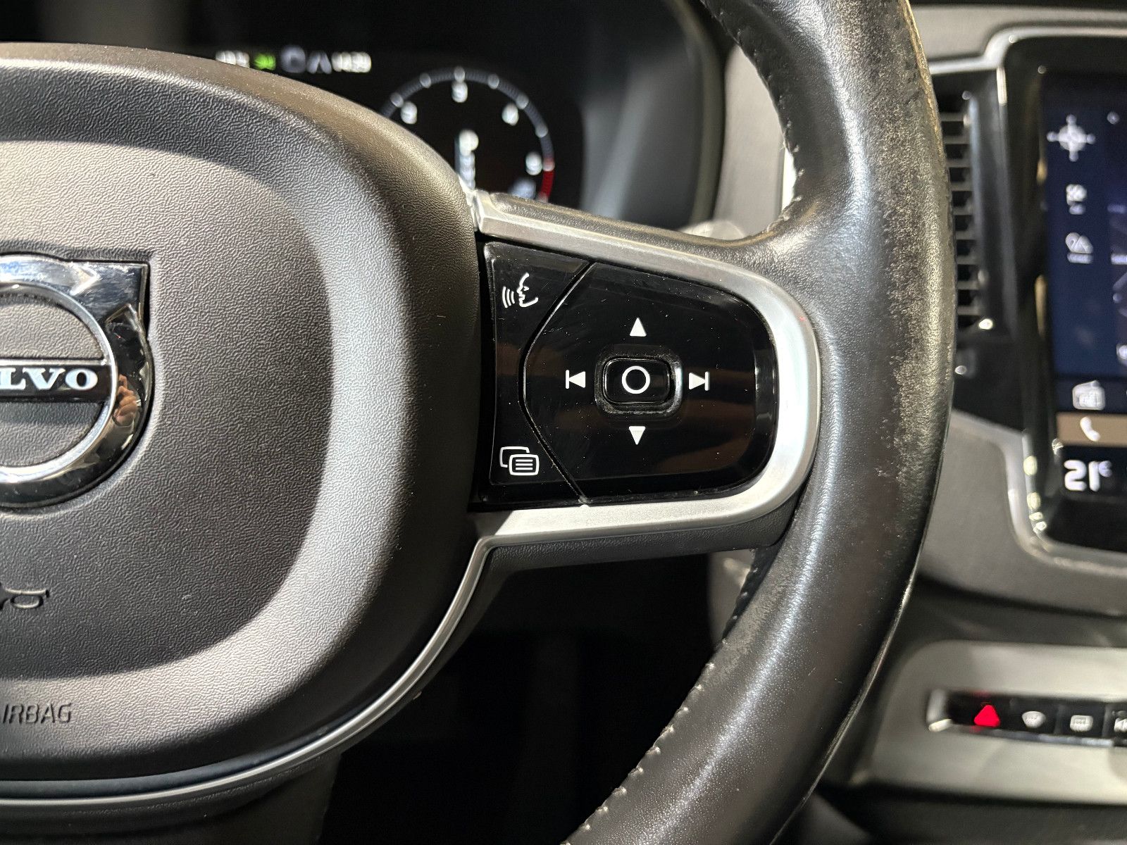 Fahrzeugabbildung Volvo XC90 Momentum AWD/NAVI/KAMERA/APPLE/KLIMA/SHZ