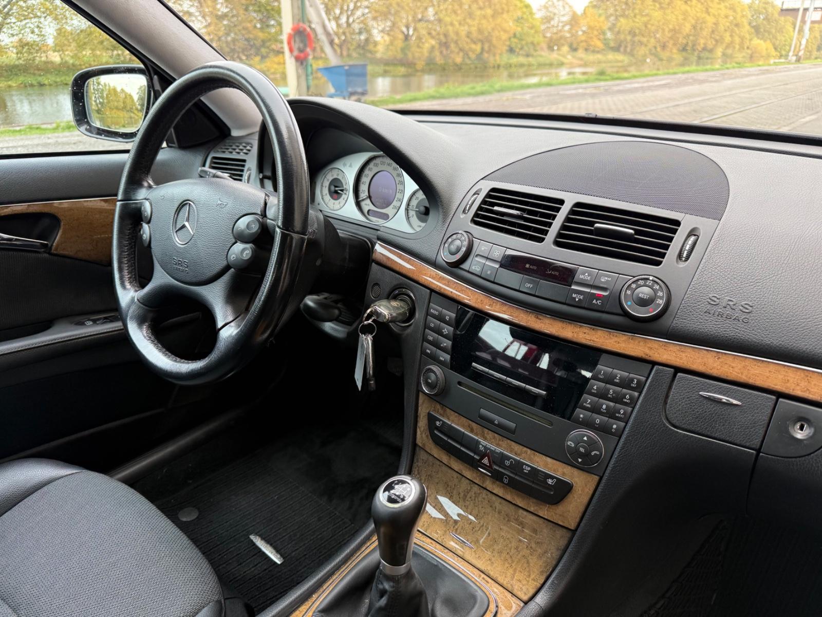 Mercedes-Benz E200 2008 — photo 17