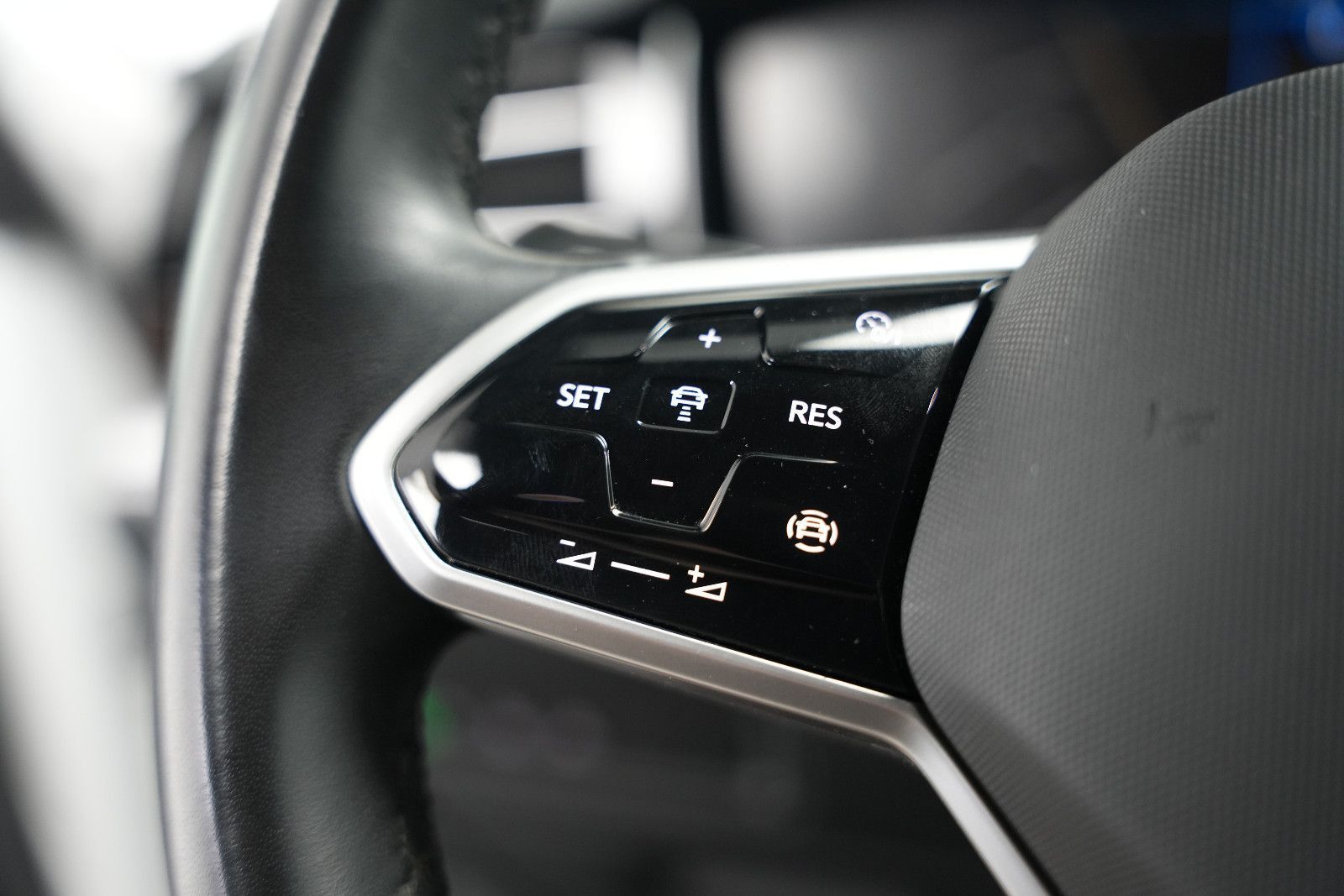 Fahrzeugabbildung Volkswagen Touareg SPORT/ 4Motion/VIRTUAL/AMBIENT/360''KAM
