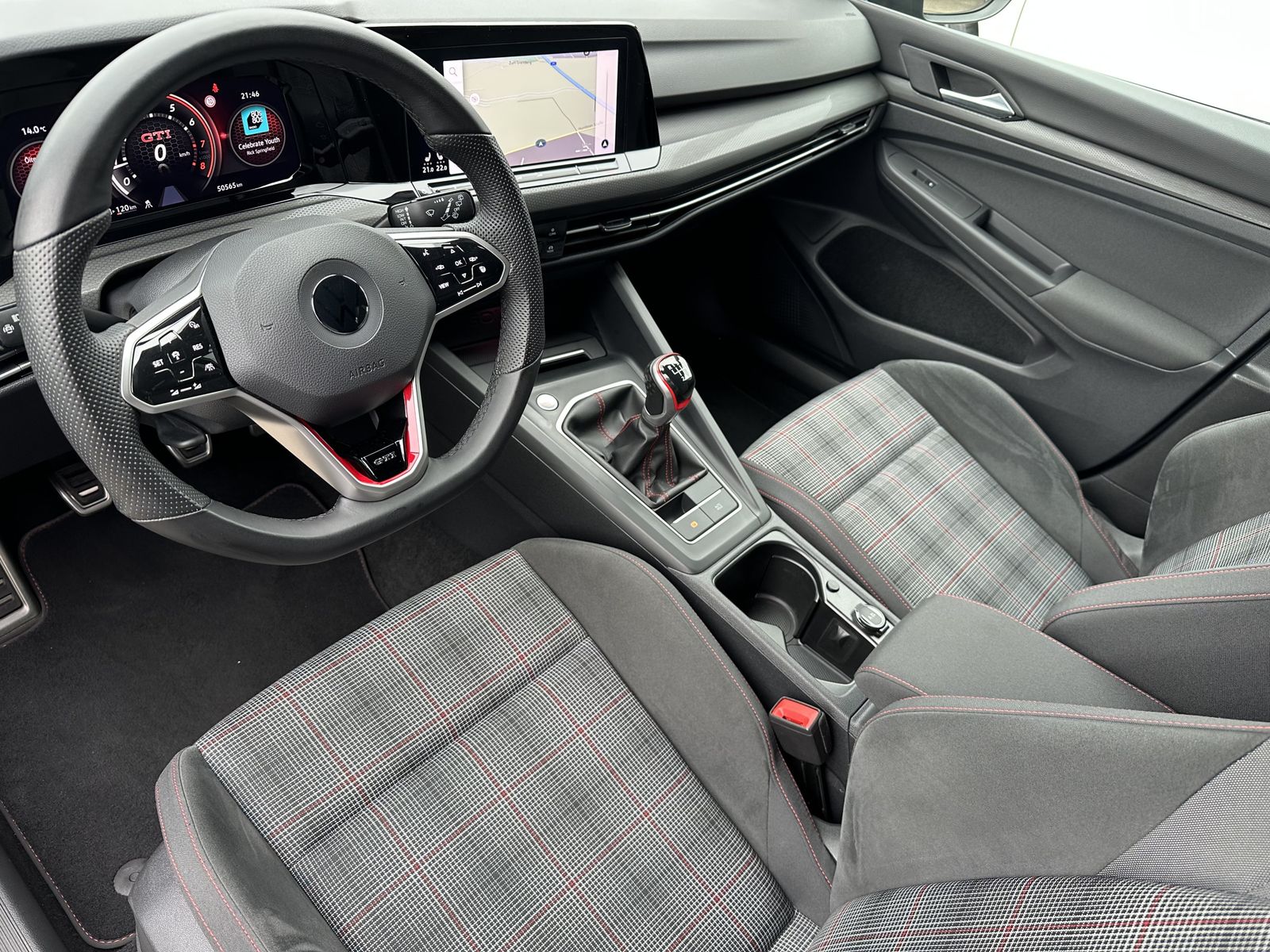 Fahrzeugabbildung Volkswagen Golf VIII GTI NAV+IQ-LIGHT+AHK+DCC+19ZO+H&K+1HD