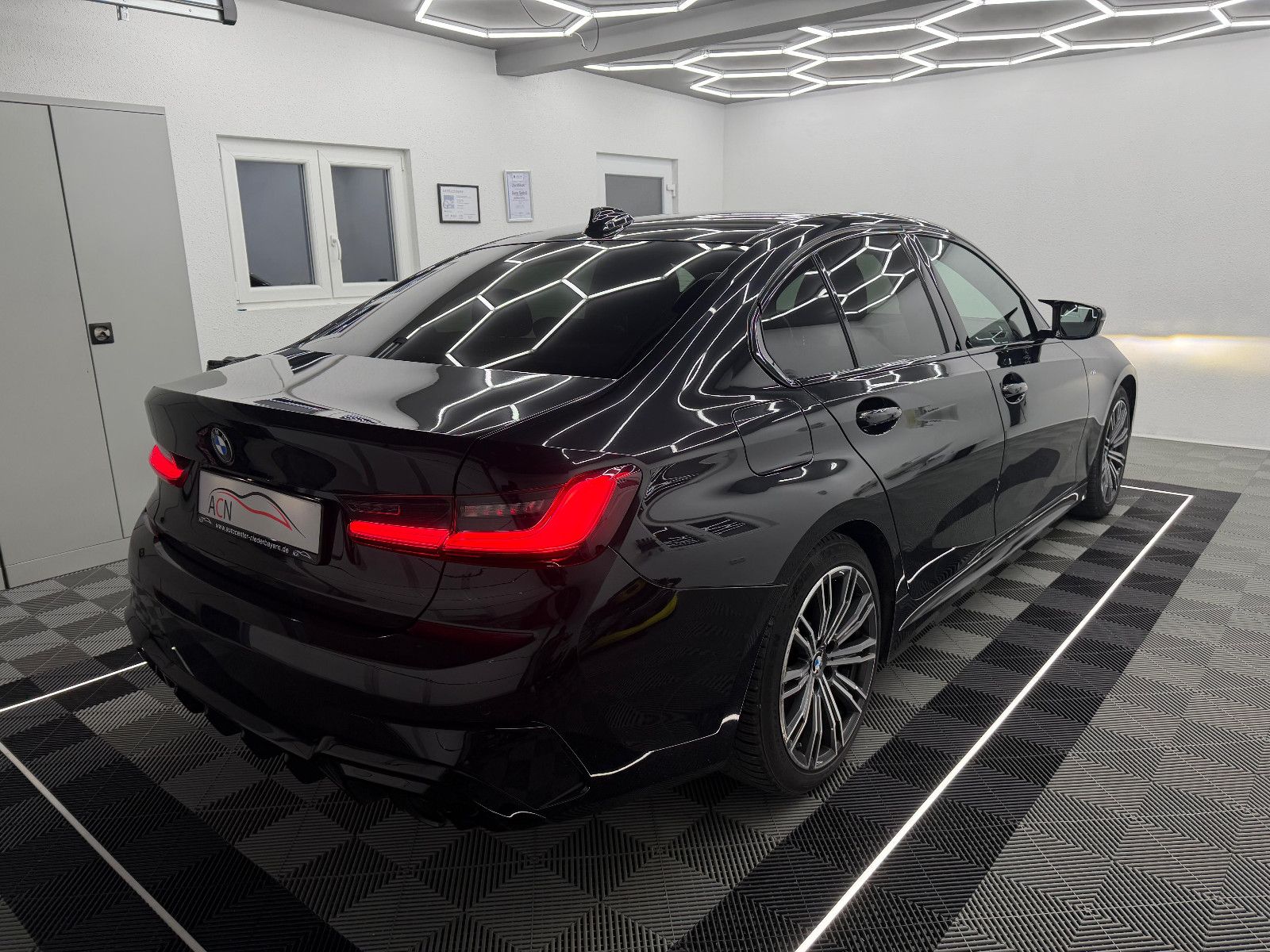 Fahrzeugabbildung BMW 330i xDrive M-SPORT/LIVE COC/HiFi/DEUTSCH