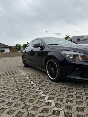 MERCEDES-BENZ Mercedes CLA 250 AMG Optik  Top Zustand Viele