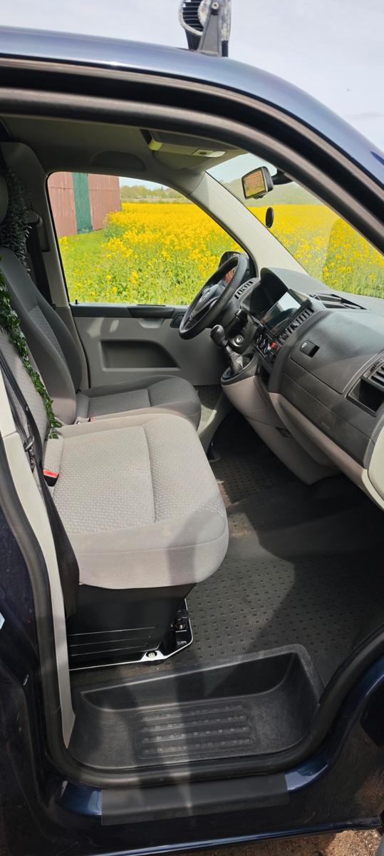 Volkswagen T5.2 mit Offroadoptik und kleinem Camperausbau