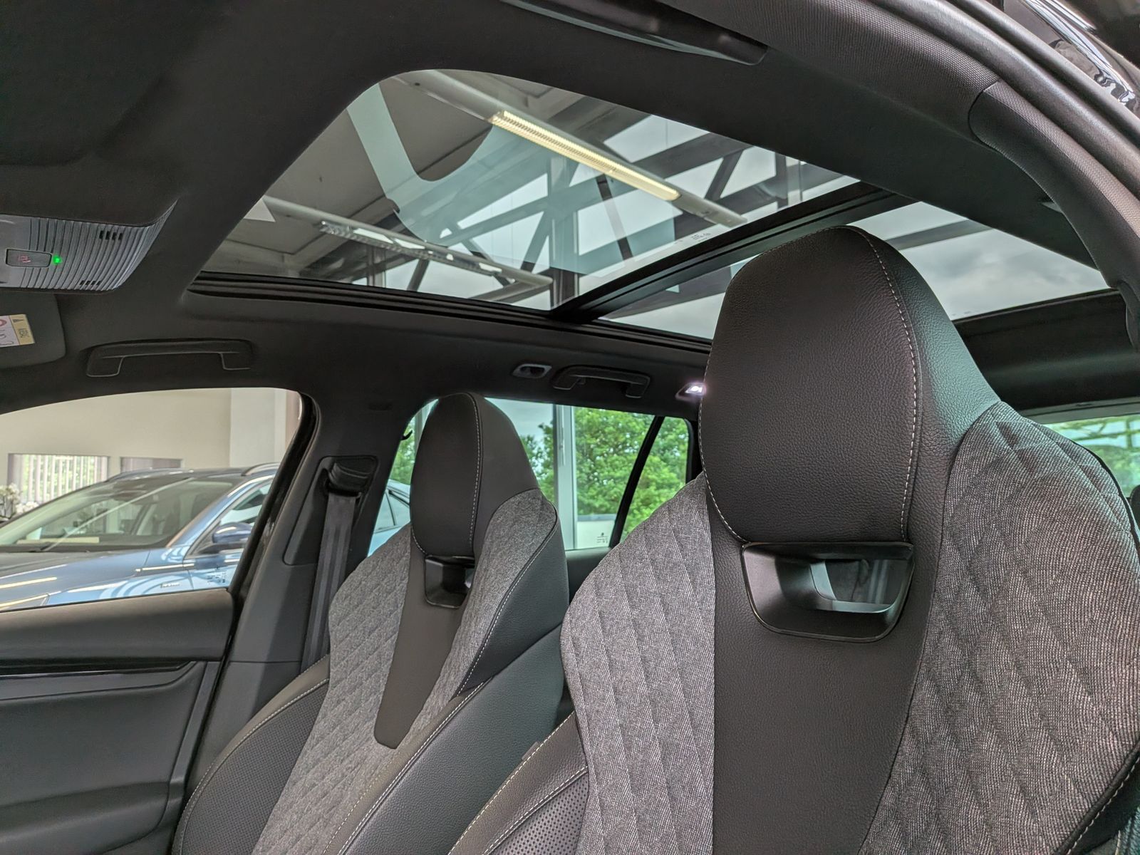 Fahrzeugabbildung SKODA Octavia 2.0TDI Sportline Matrix Canton Pano ACC