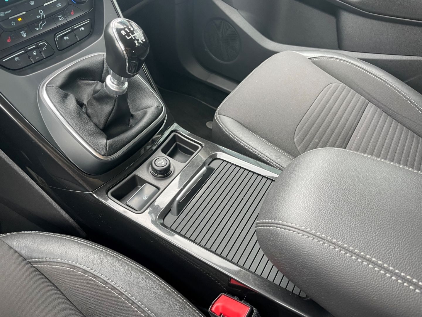 Fahrzeugabbildung Ford Kuga Titanium AHK Navi Tempomat PDC SHZ heizbWSS