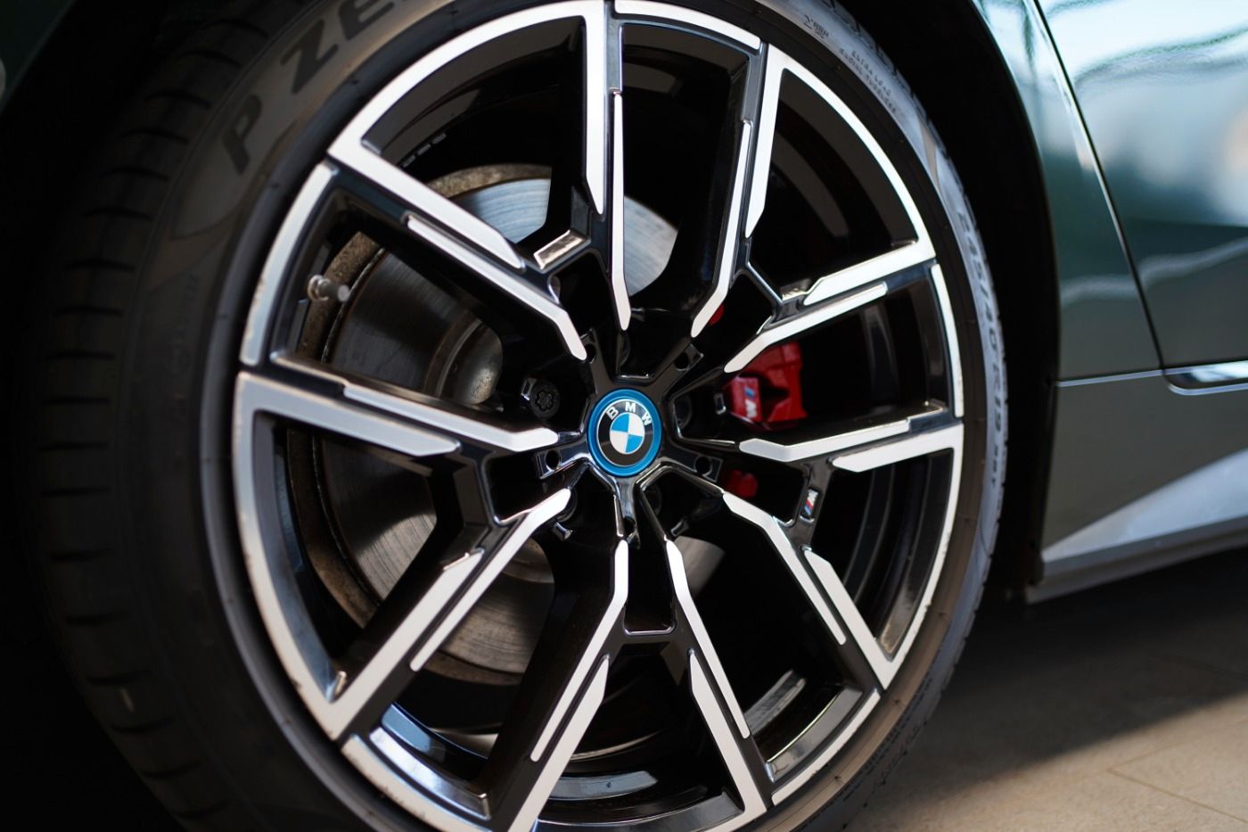 Fahrzeugabbildung BMW i4 eDrive40 GC M-Sport +ParkingAssistent+Komfort