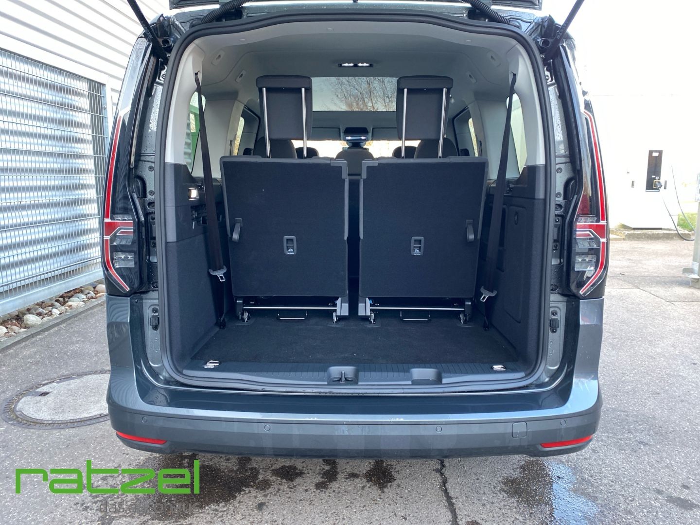 Fahrzeugabbildung Volkswagen Caddy Maxi 2.0 TDI Life 7-Sitzer Panorama Navi d