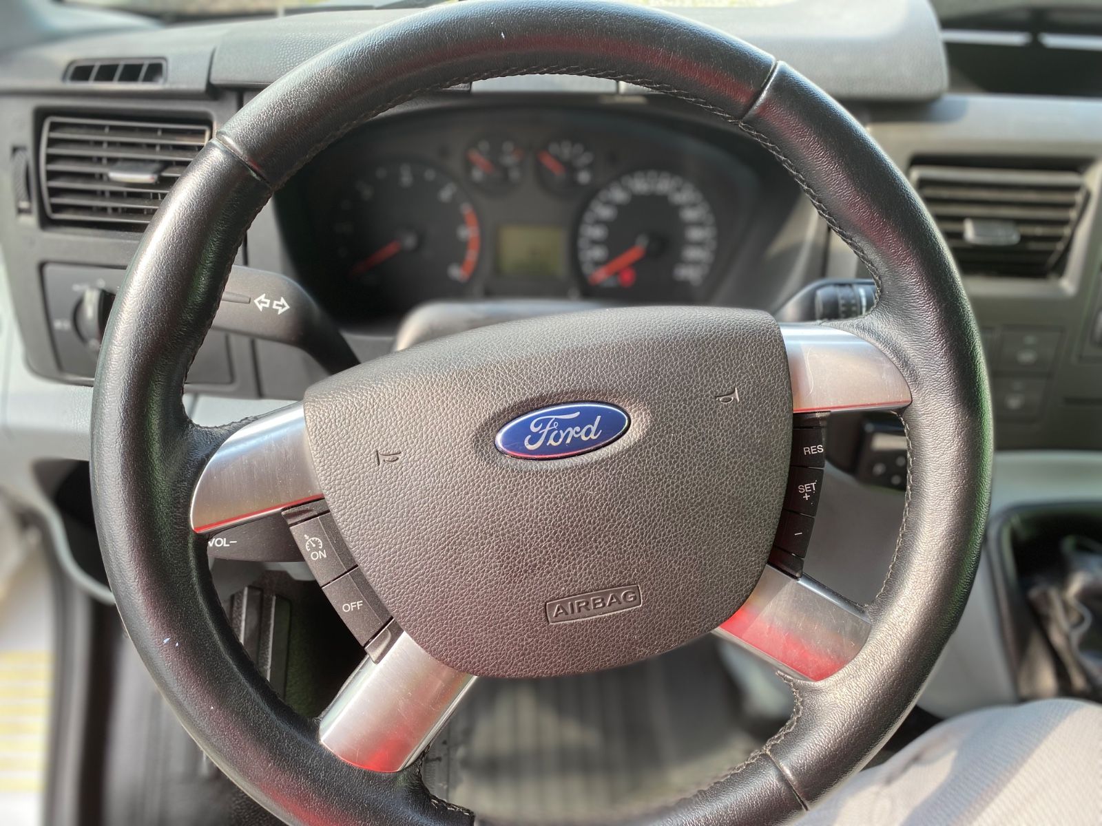 Fahrzeugabbildung Ford Transit Kombi FT 300 M Trend,STH,ROLLSTUHLLIFT