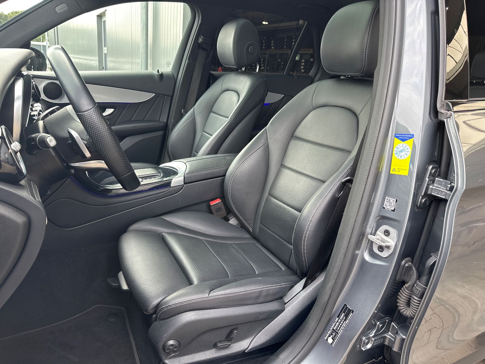 Fahrzeugabbildung Mercedes-Benz GLC 220d 4MATIC AMG Line NAV+LED+ACC+KAMERA+PANO