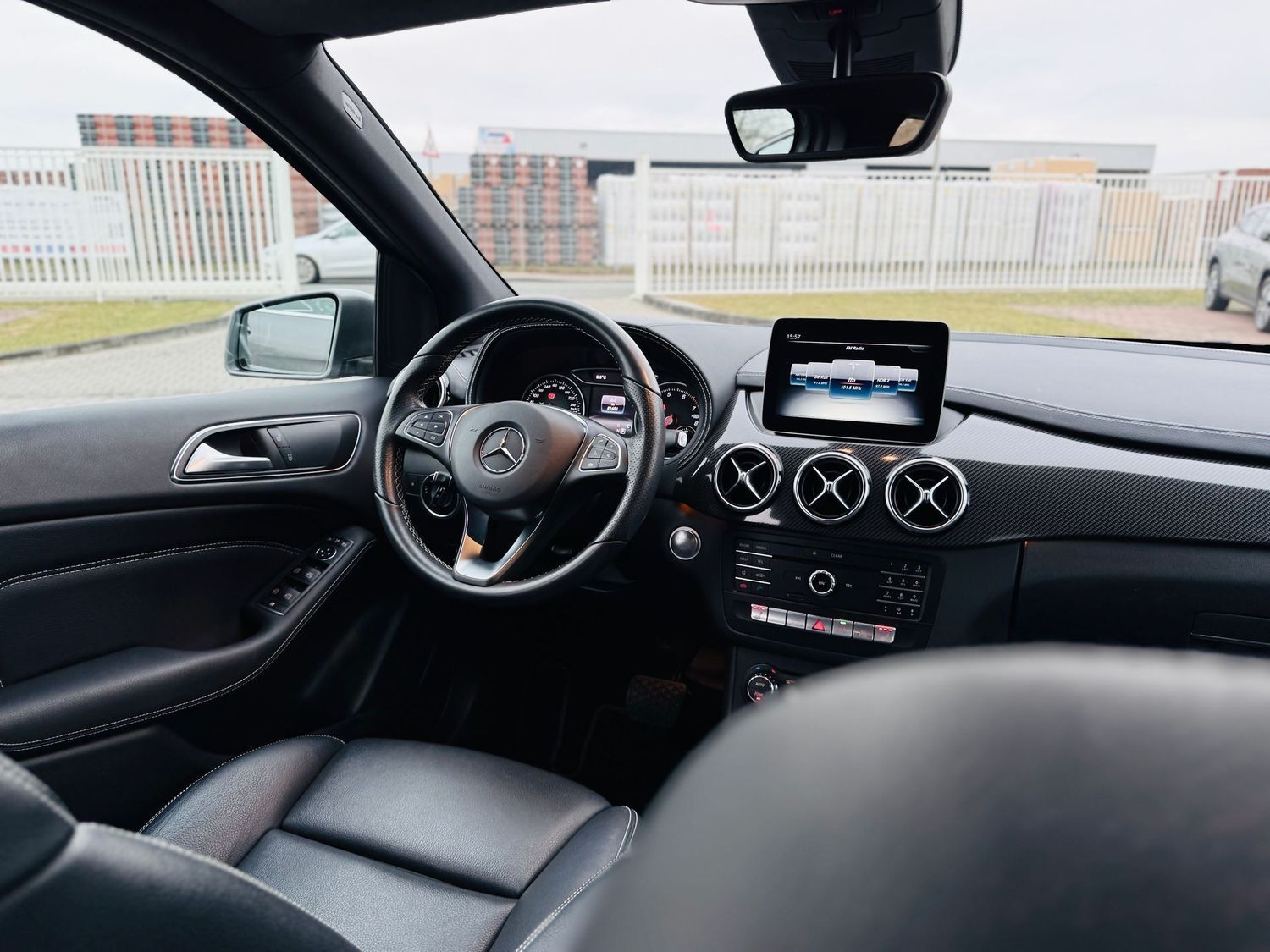 Fahrzeugabbildung Mercedes-Benz B 200 AMG Styling, NIGHTFALL, Autom., AHK, LED,