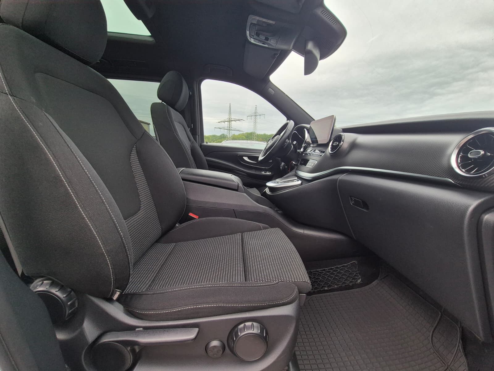Fahrzeugabbildung Mercedes-Benz V 300 d 4MATIC lang AMG PANO*Mittelkonsole*AHK