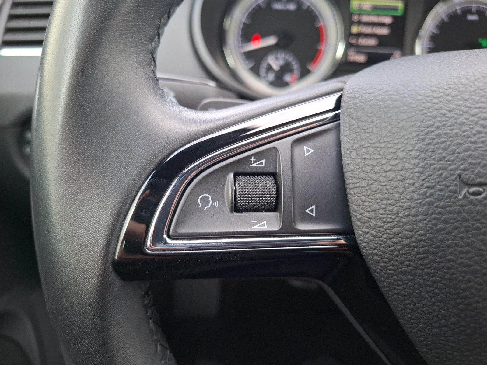 Fahrzeugabbildung SKODA Octavia Combi TSI L&K DSG LED Navi ACC PDC SHZ 1