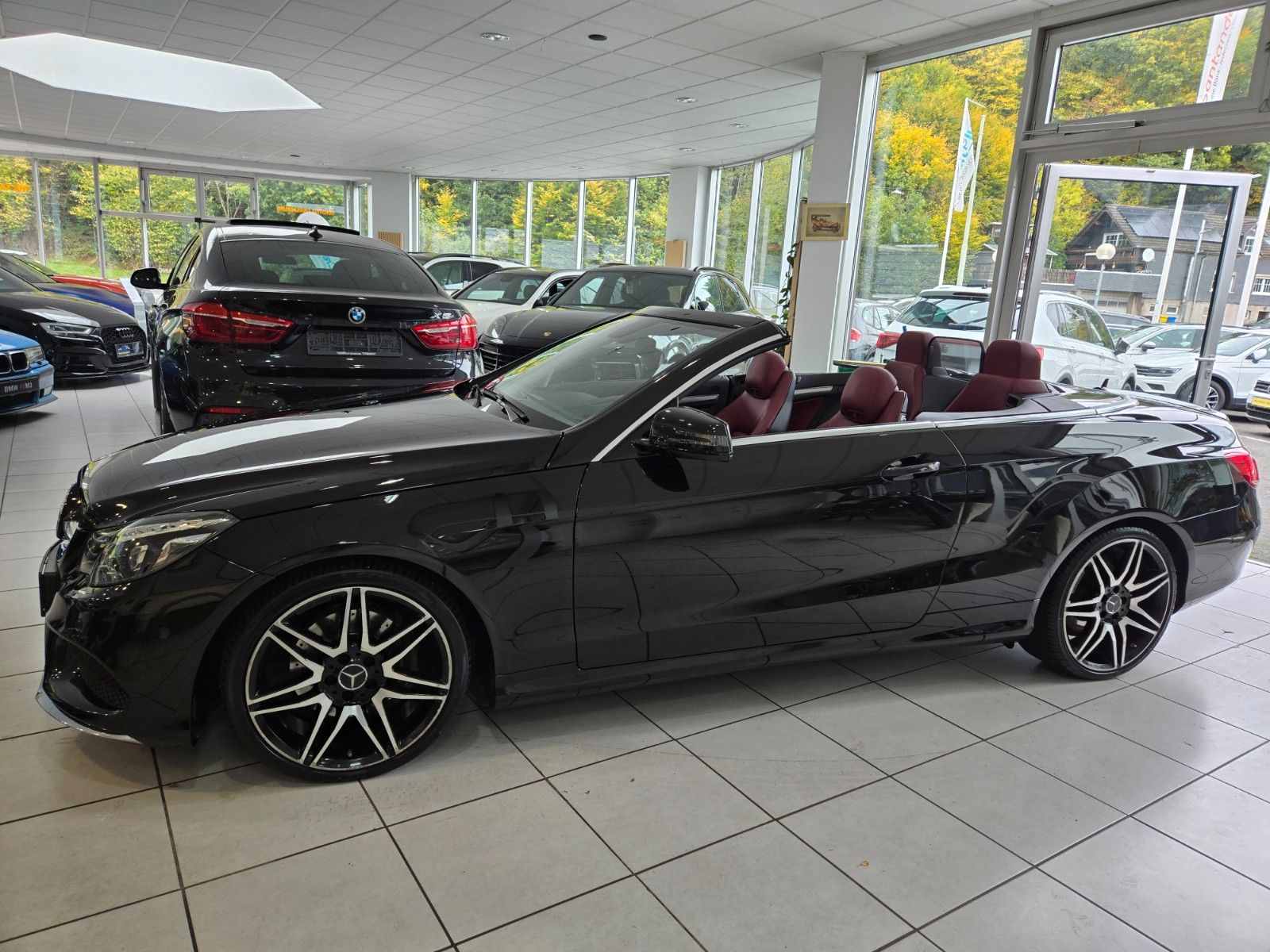 Fahrzeugabbildung Mercedes-Benz E 220 BlueEfficiency* AMG LINE * SCHWARZ / ROT *