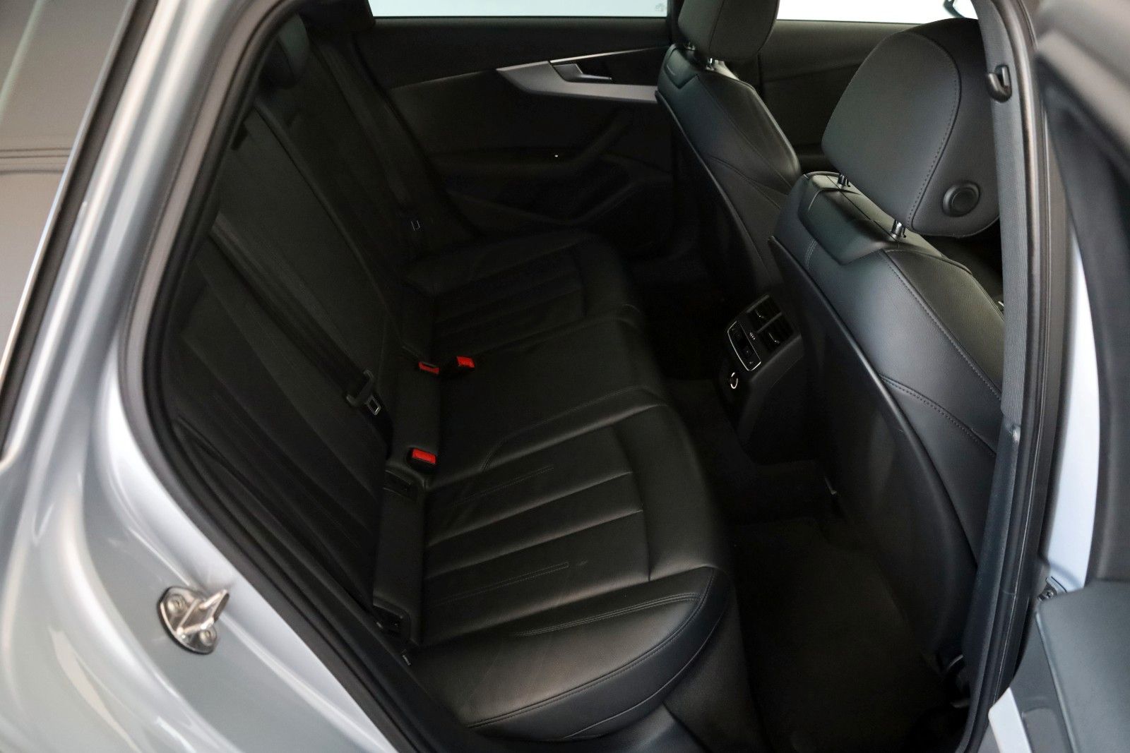Fahrzeugabbildung Audi A4 Avant 45 TFSI S Line Leder,Navi,LED,Panorama