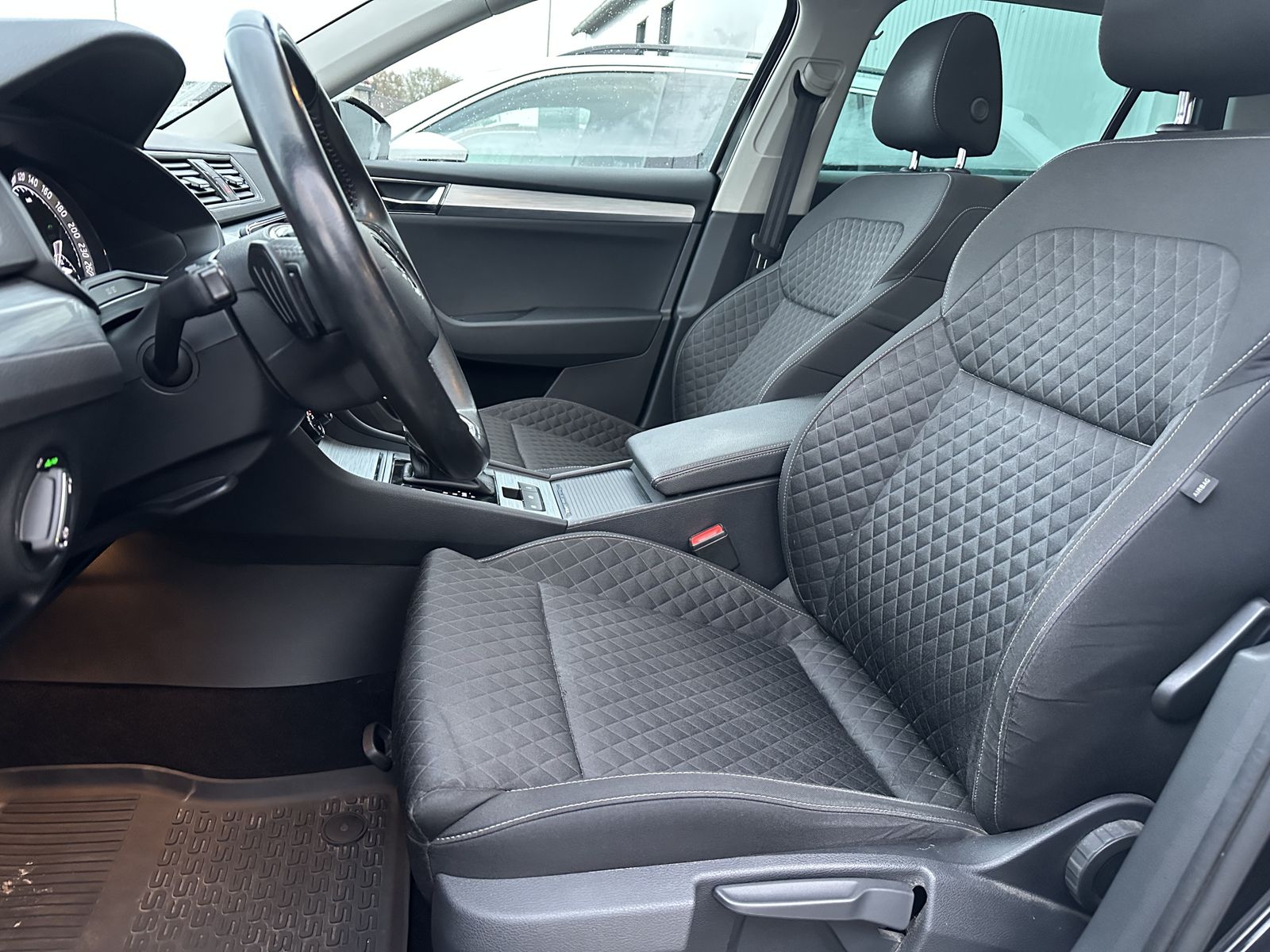 Fahrzeugabbildung SKODA Superb Combi iV 1.4 TSI NAV+LED+AHK+PANO+18ZO+PP