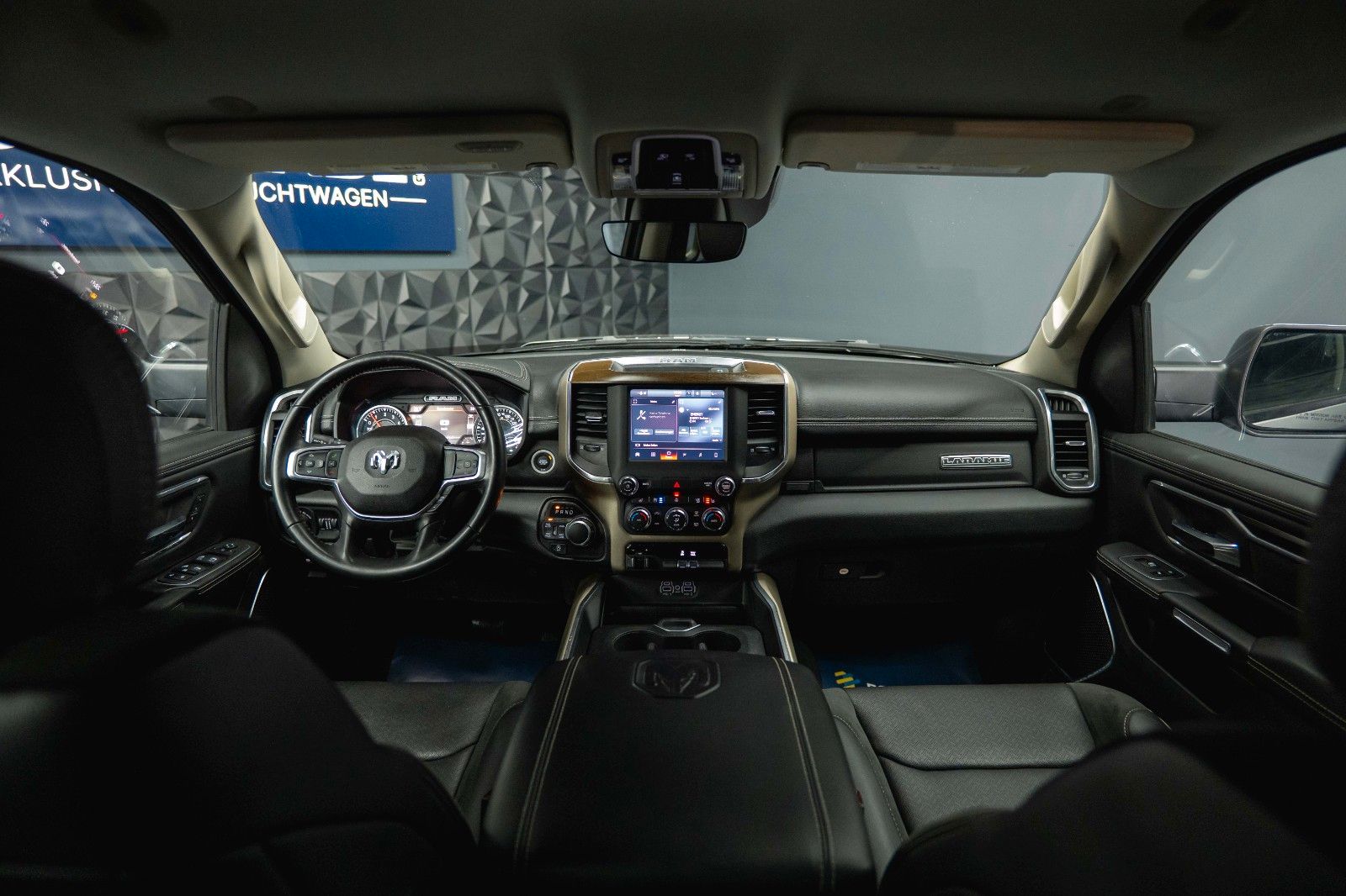 Fahrzeugabbildung Dodge RAM 5.7 V8 HEMI 4x4 Night LARAMIE LONGBED 19%