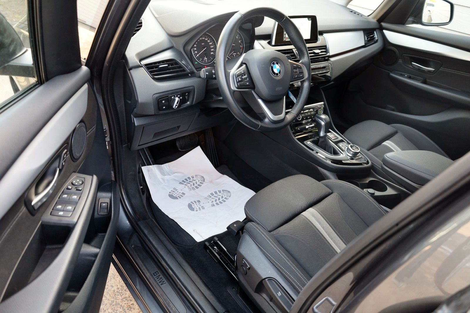 Fahrzeugabbildung BMW 218iA Advantage Active Tourer Navi,LED,SH,PDC
