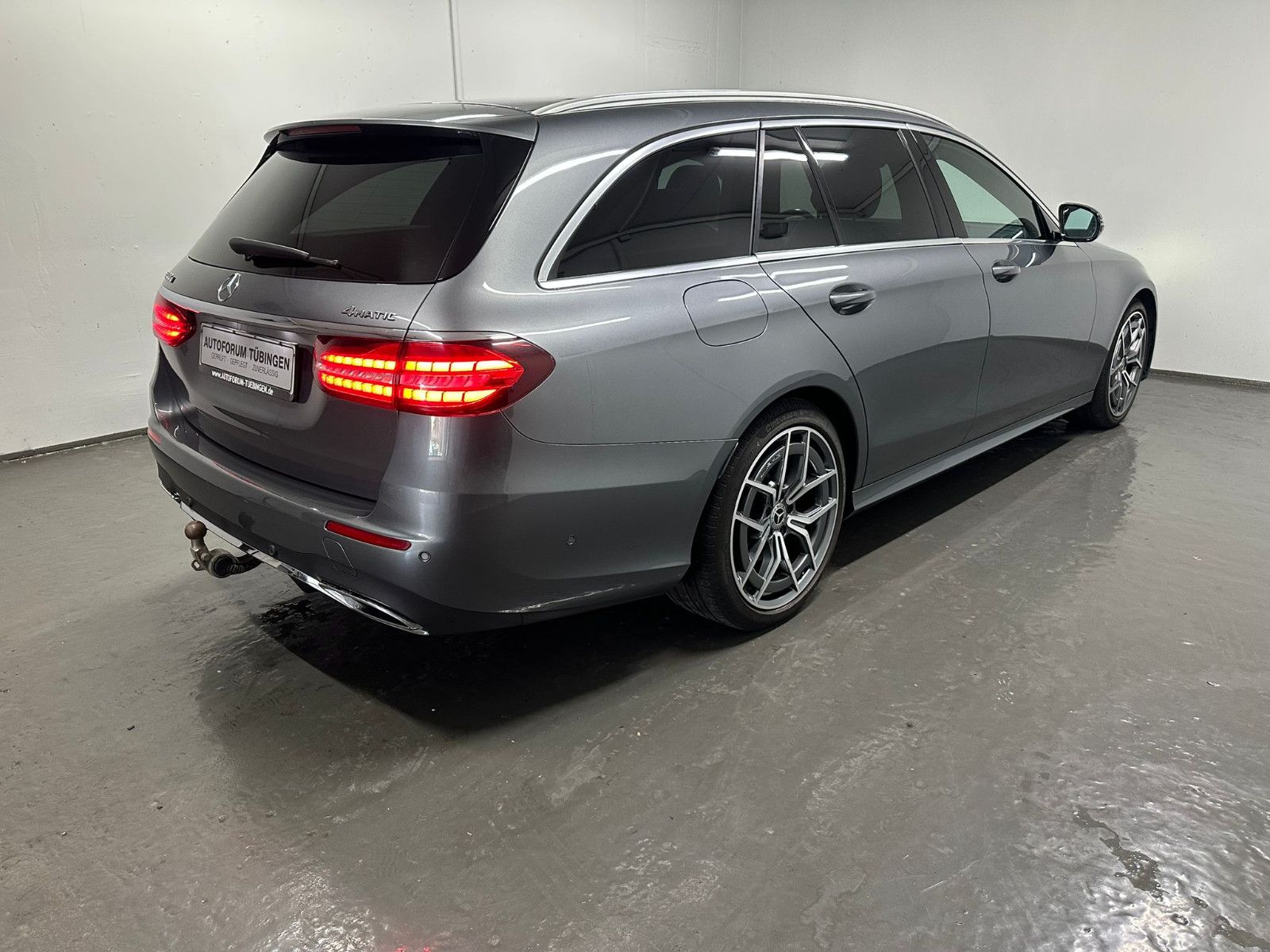 Fahrzeugabbildung Mercedes-Benz E 400 d 4MATIC T *AMG-LINE*PANO*AHK*LEDER*