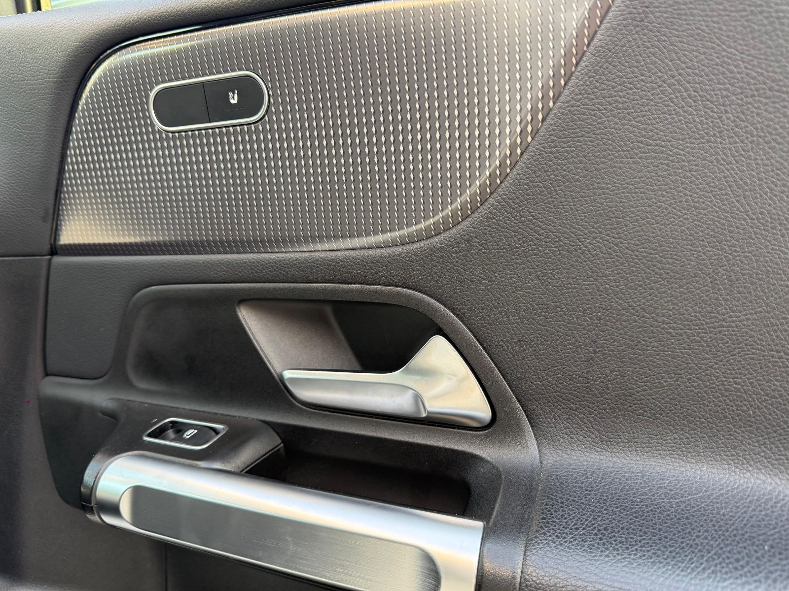 Fahrzeugabbildung Mercedes-Benz GLB 200  GLB 200 d*MEMORY*LED*CAM*CARPLAY*