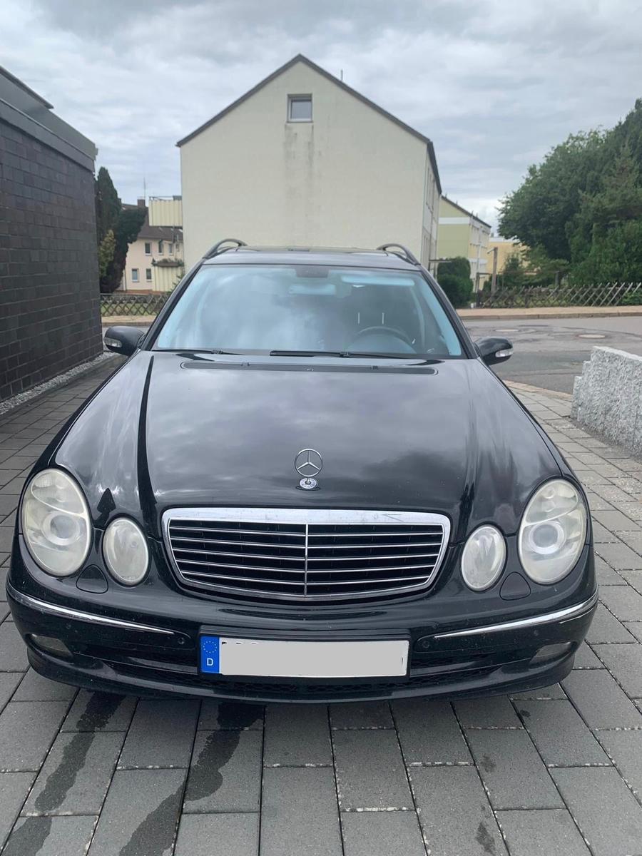 Mercedes-Benz E320 2005 — rear view