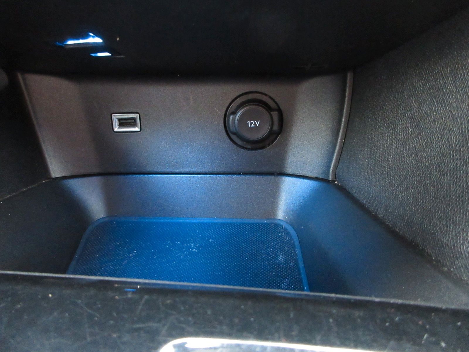 Fahrzeugabbildung Peugeot 5008 Allure Pack 1.5D LED/NAVI/AHK/PDC/R´CAM