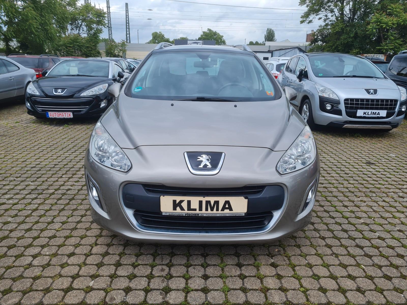 Peugeot 308 2011 — вигляд ззаду