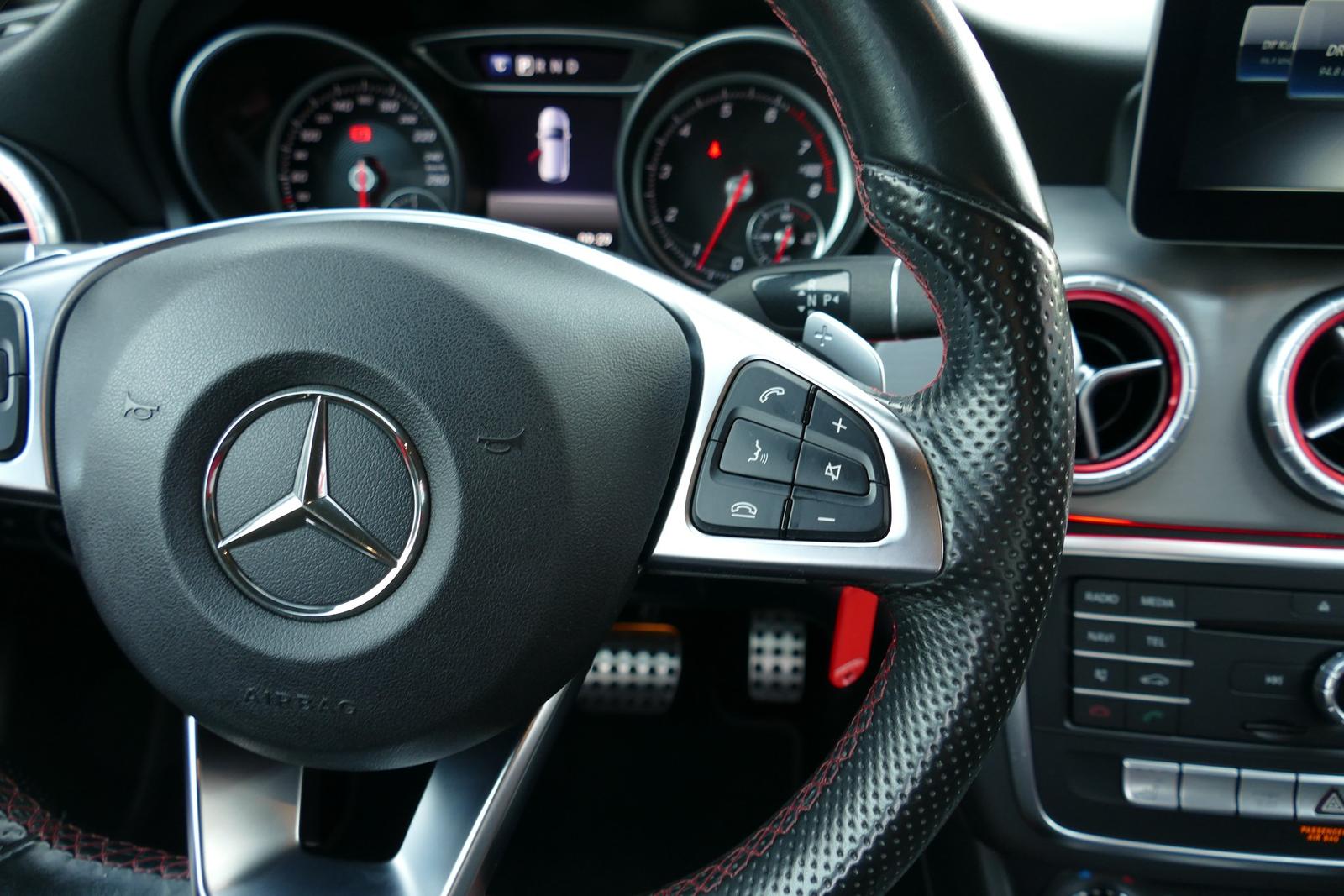 Mercedes-Benz CLA 200 AMG Line LED Navi Panorama Tempomat PDC