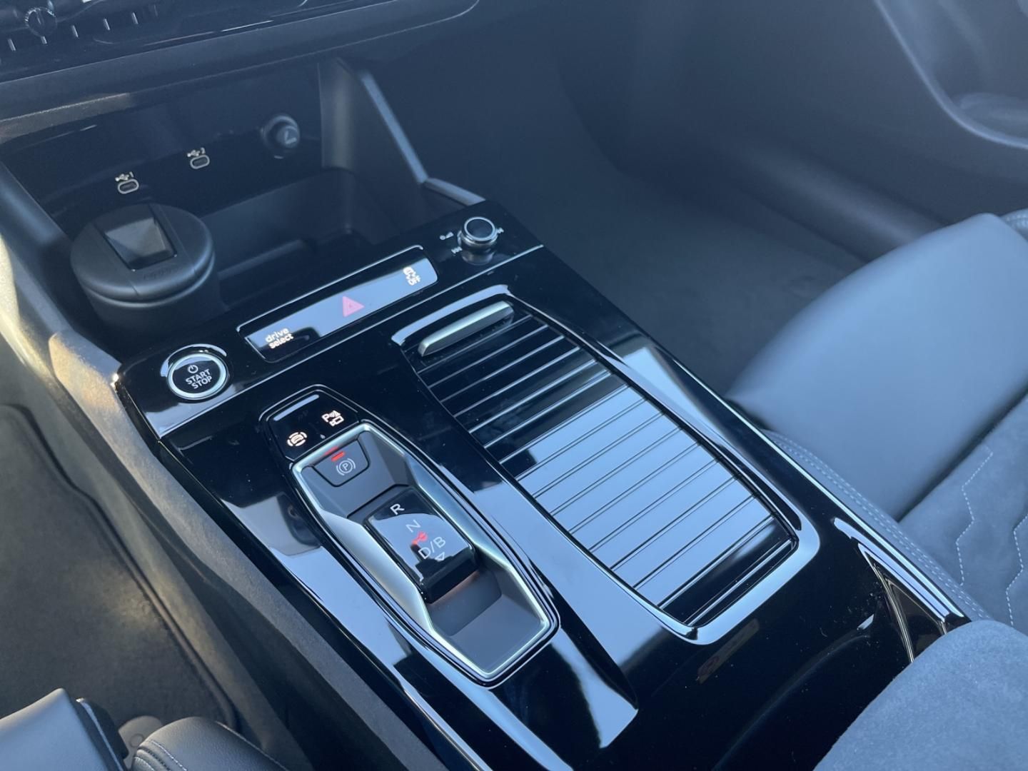 Fahrzeugabbildung Audi A6 Avant e-tron 2x S Line, Tech pro, MMI pro, 21