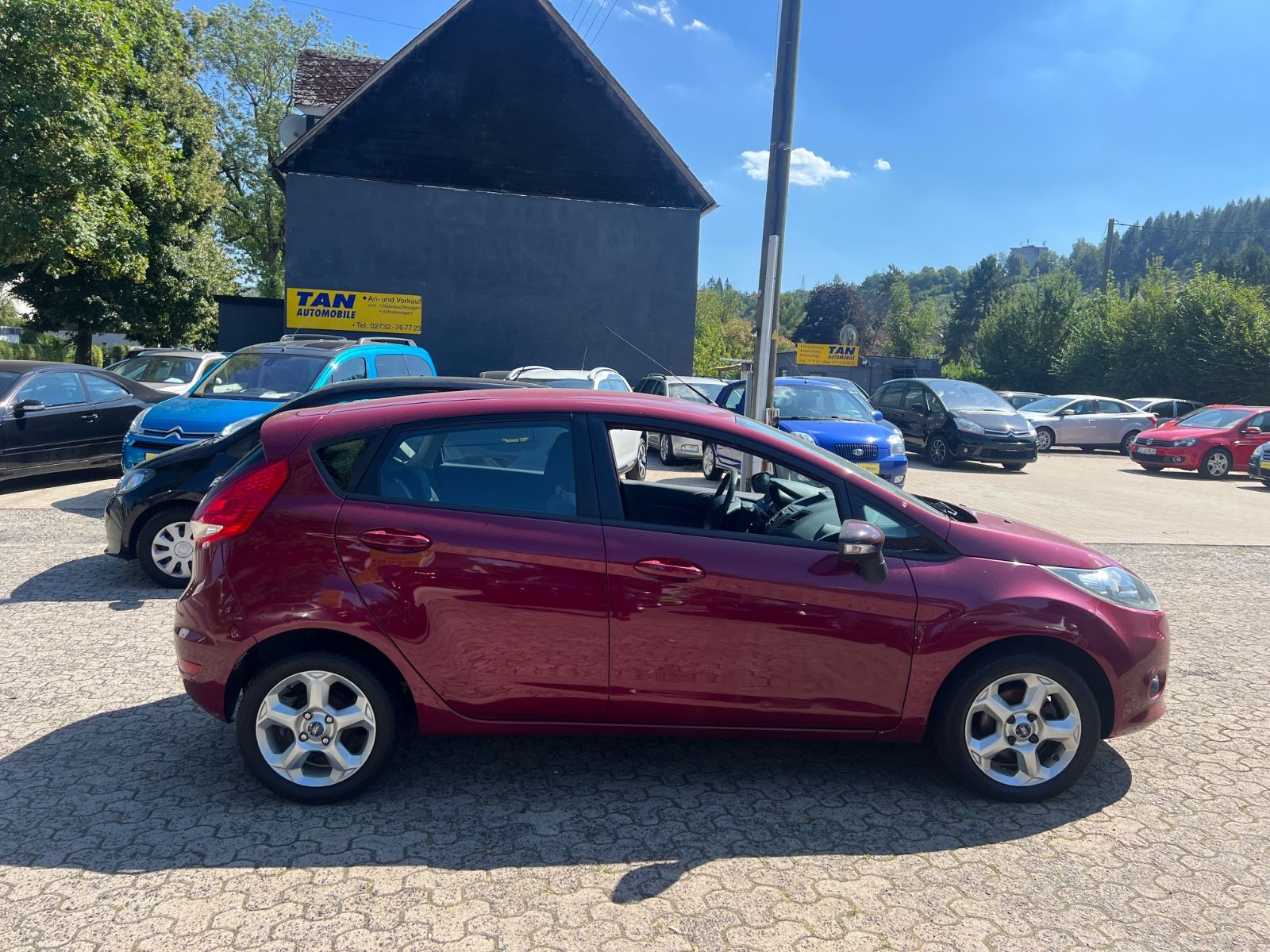 Fahrzeugabbildung Ford Fiesta Sonderlack * 2.HAND * TÜV NEU *