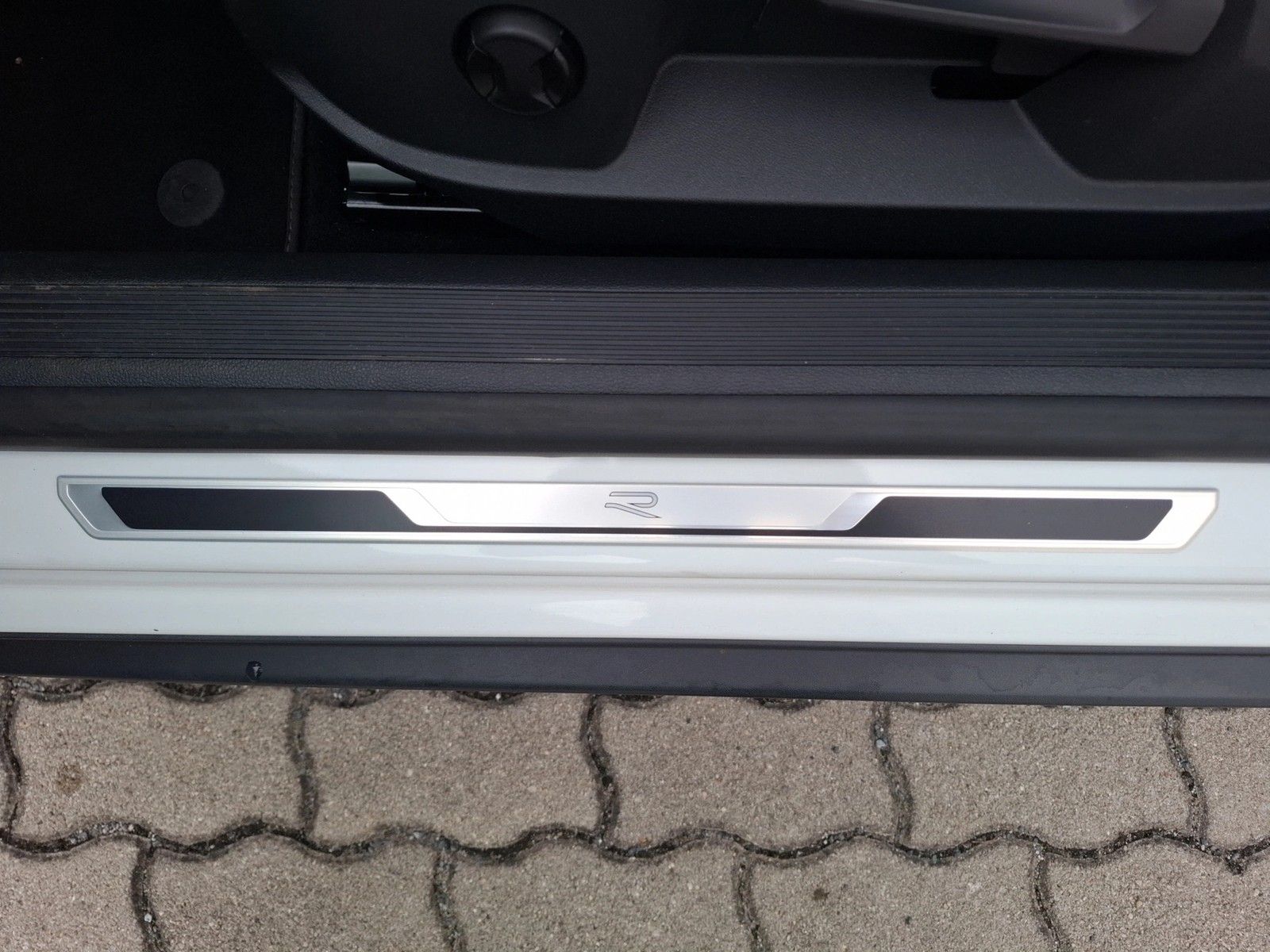 Fahrzeugabbildung Volkswagen T-Roc Cabriolet TSI R-Line DSG LEDplus Navi VC A