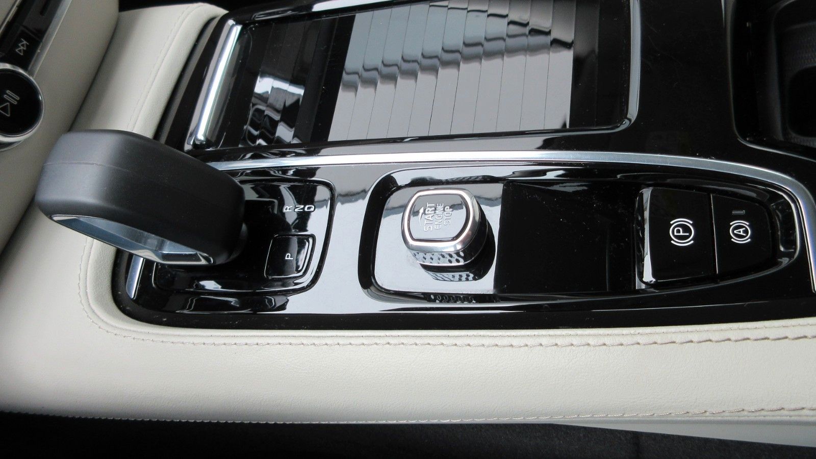 Fahrzeugabbildung Volvo V60 T8 Plus Bright | AHK |