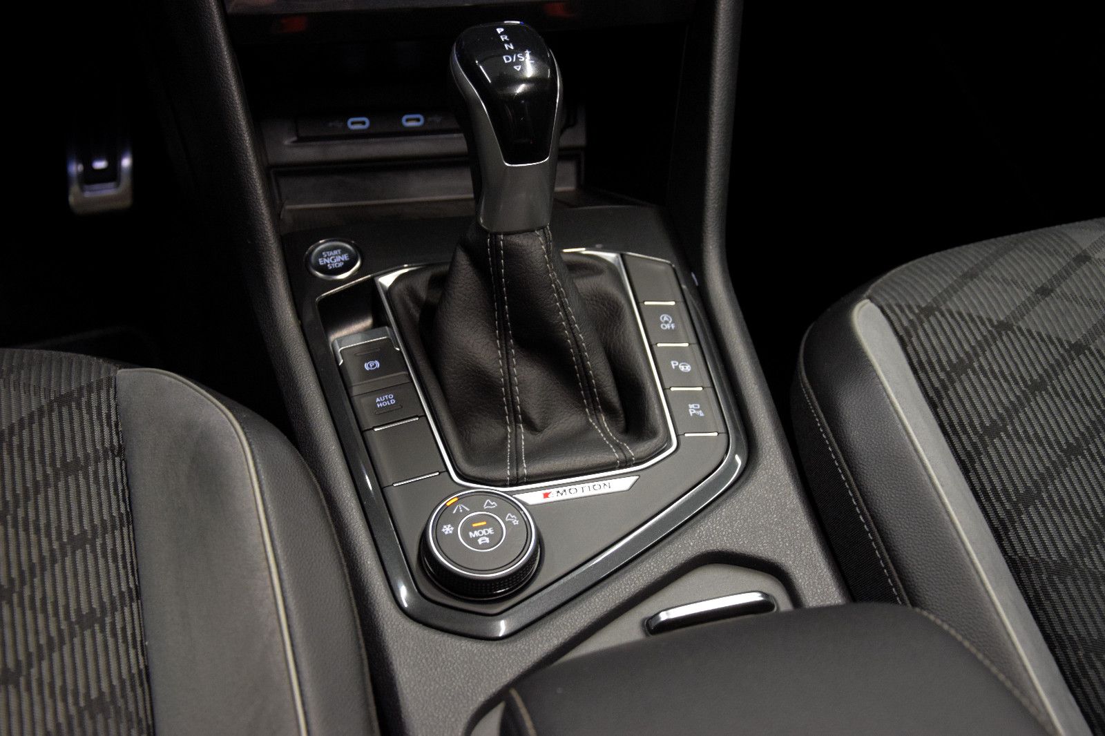 Fahrzeugabbildung Volkswagen Tiguan R-Line 4Motion Pano ACC LED HuD h/k AHK