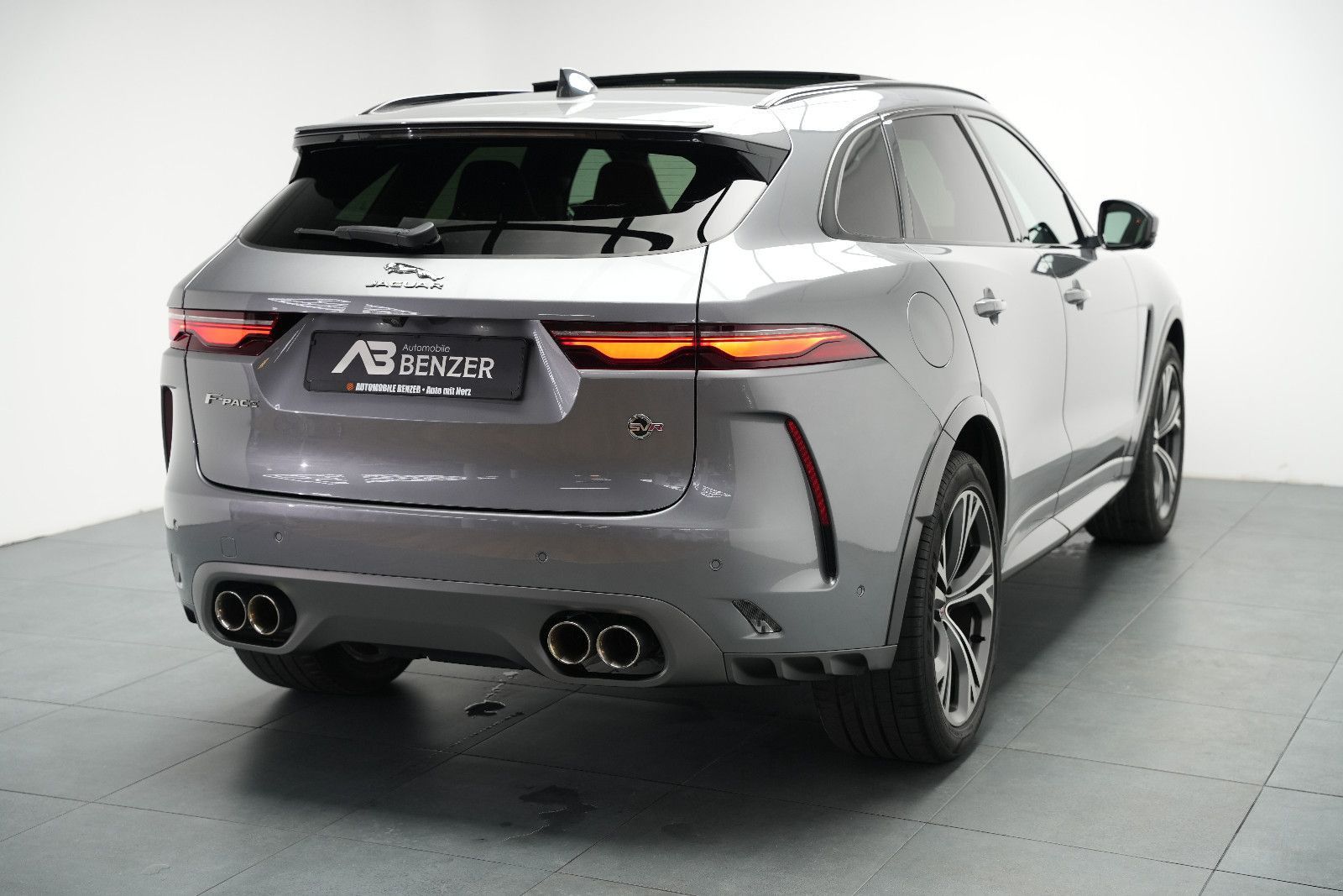 Fahrzeugabbildung Jaguar F-Pace F-PACE SVR /PANO/MERIDIAN/HUD/360°KAM/MEM