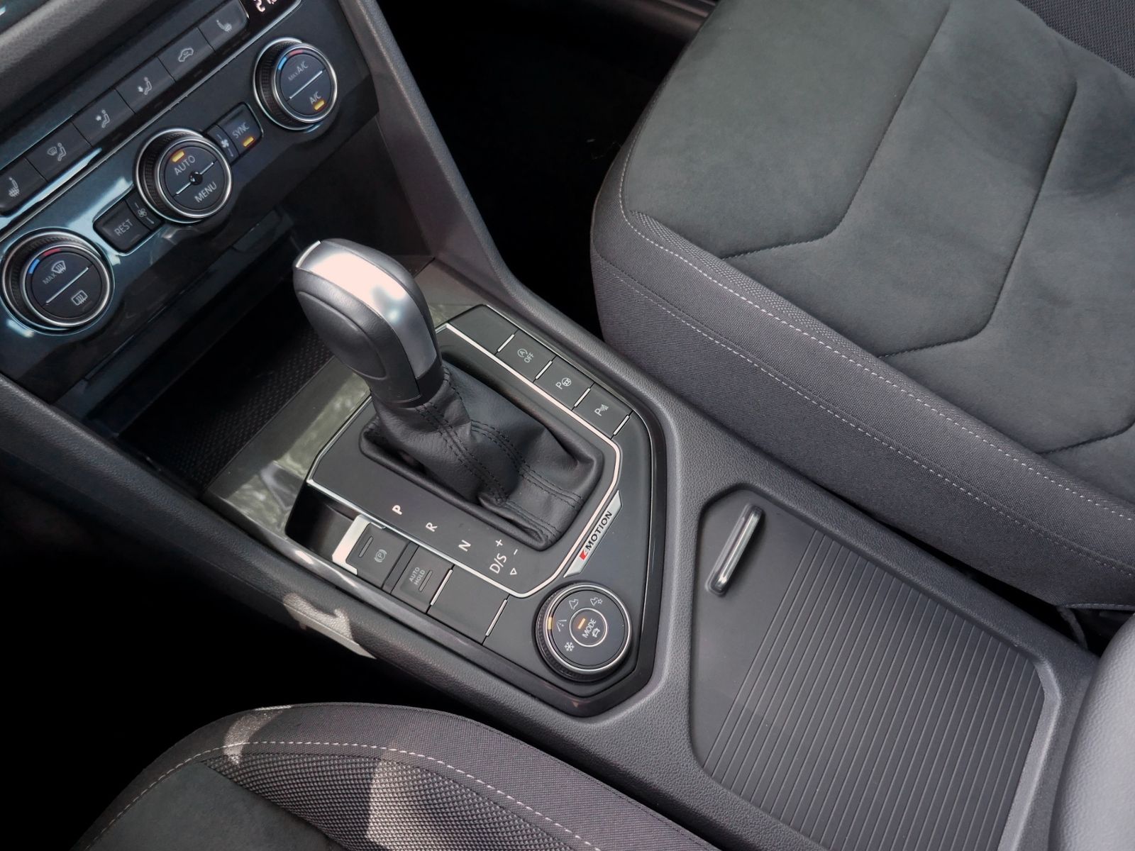 Fahrzeugabbildung Volkswagen Tiguan Highline 2.0 TDI 4MOTION LED AHK RFK ACC