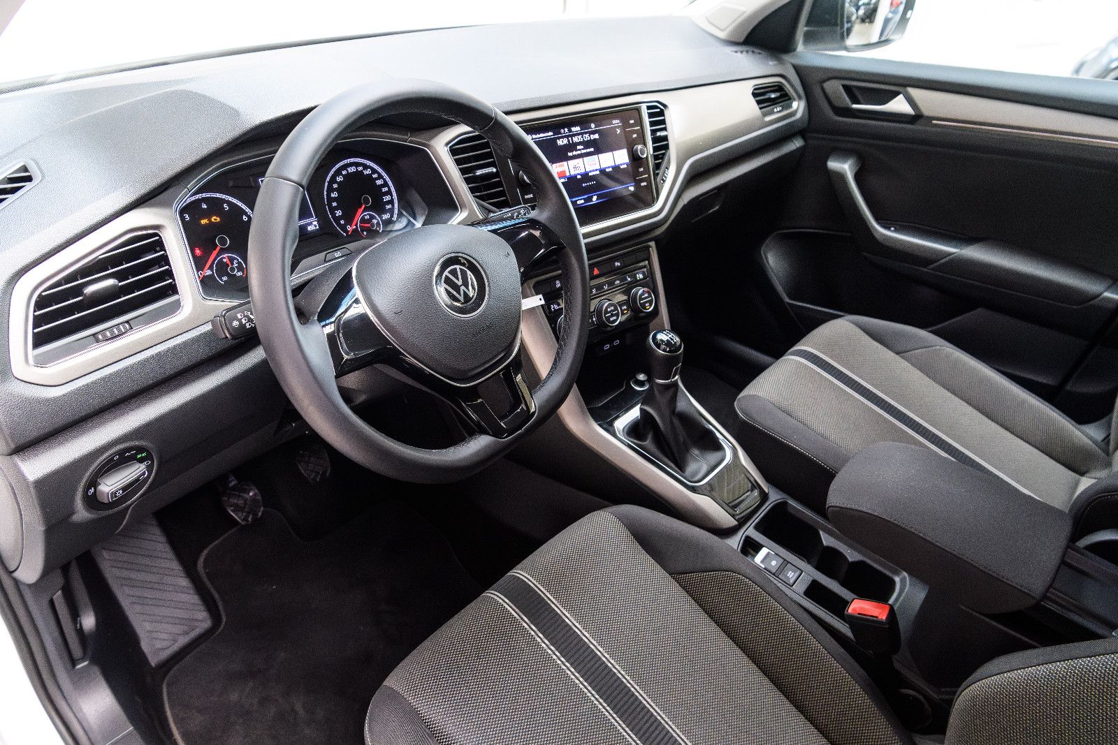 Fahrzeugabbildung Volkswagen T-Roc Style +Bicolor +Navi *GJR+SHZ+LANE ASS