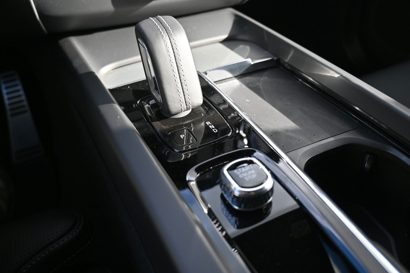 Fahrzeugabbildung Volvo XC60 T8 R Design PHEV MAPS*Luft*B&W*STHZG*HUD*