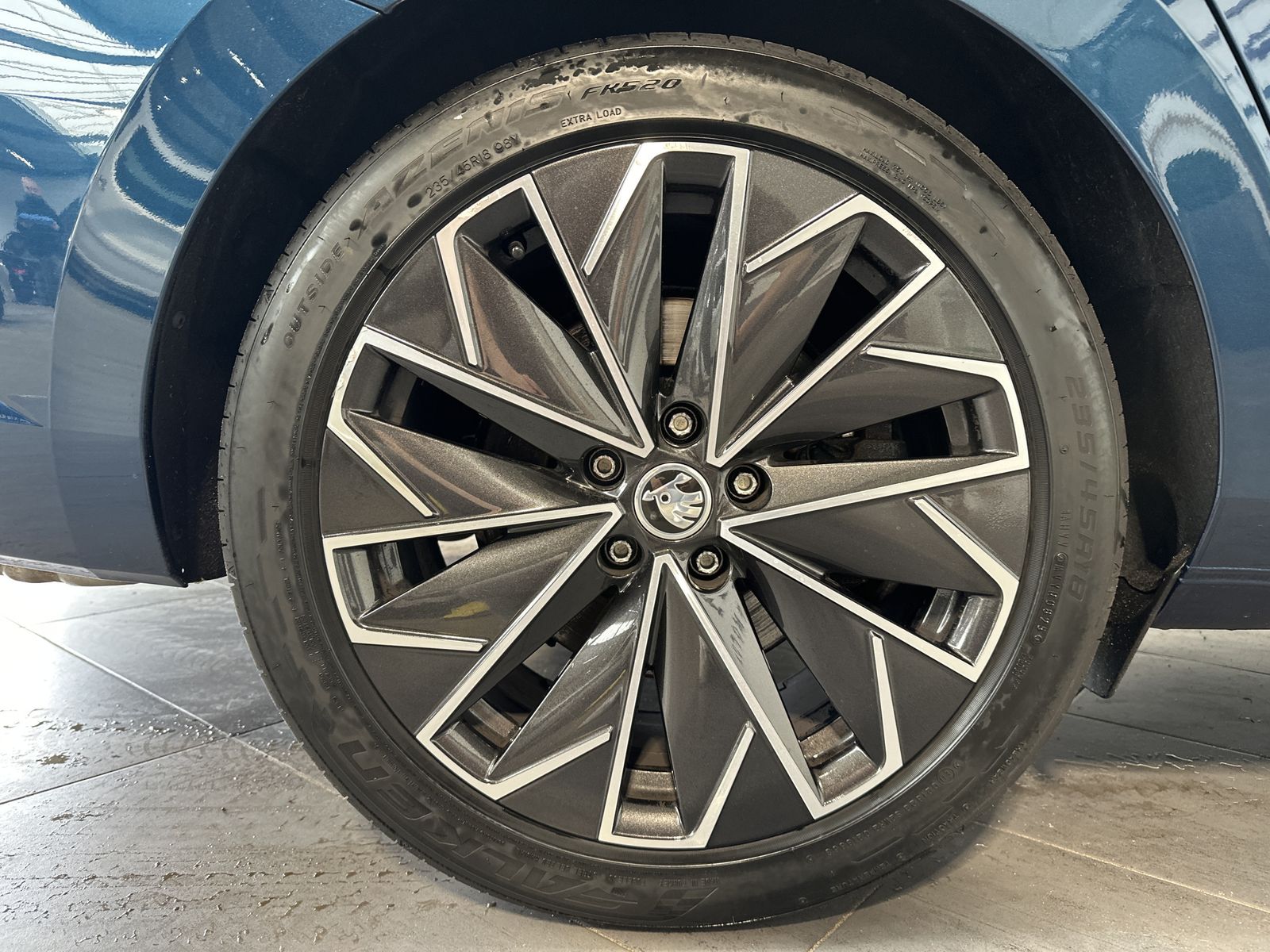Fahrzeugabbildung SKODA Superb Combi 4x4 L&K NAV+MATRIX+ACC+PANO+CANTON