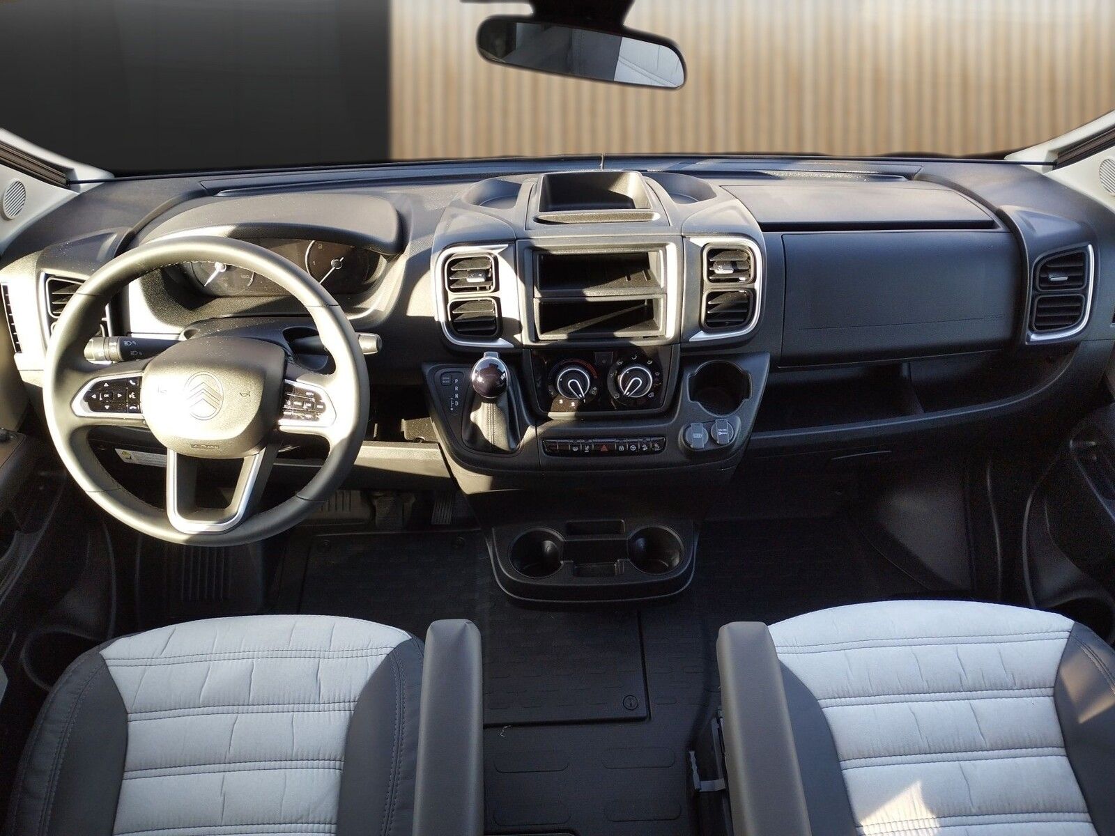 Fahrzeugabbildung Sunlight Adventure T 67 Automatik, Dörr Edition, TV