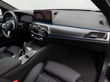 Fahrzeugabbildung BMW 530e M Sport Kamera Laser HUD DAB HiFi Komfort