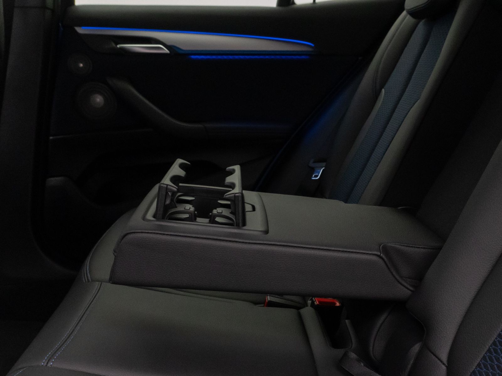 Fahrzeugabbildung BMW X2 M35i Kamera HUD DAB H/K Navi+ Alarm 19Zoll