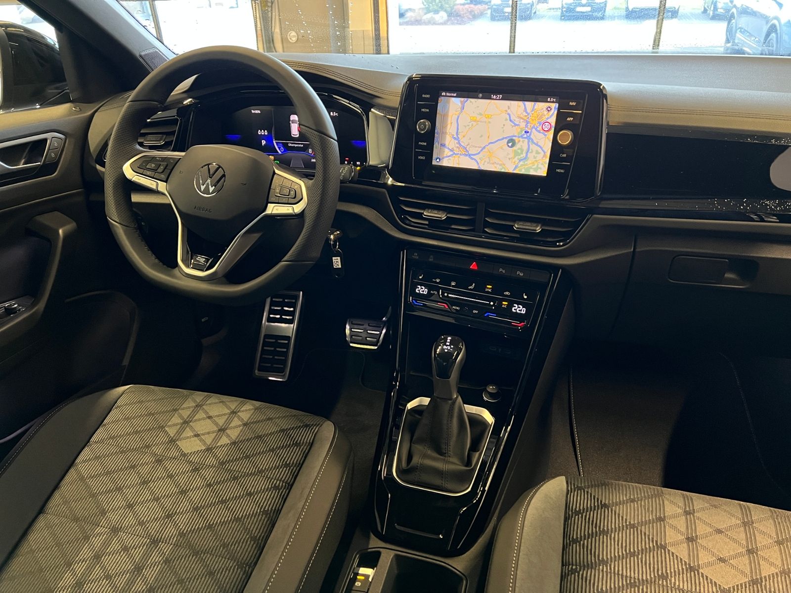 Fahrzeugabbildung Volkswagen T-Roc R-Line 1.5 TSI DSG *Black Style,AHK,Navi*