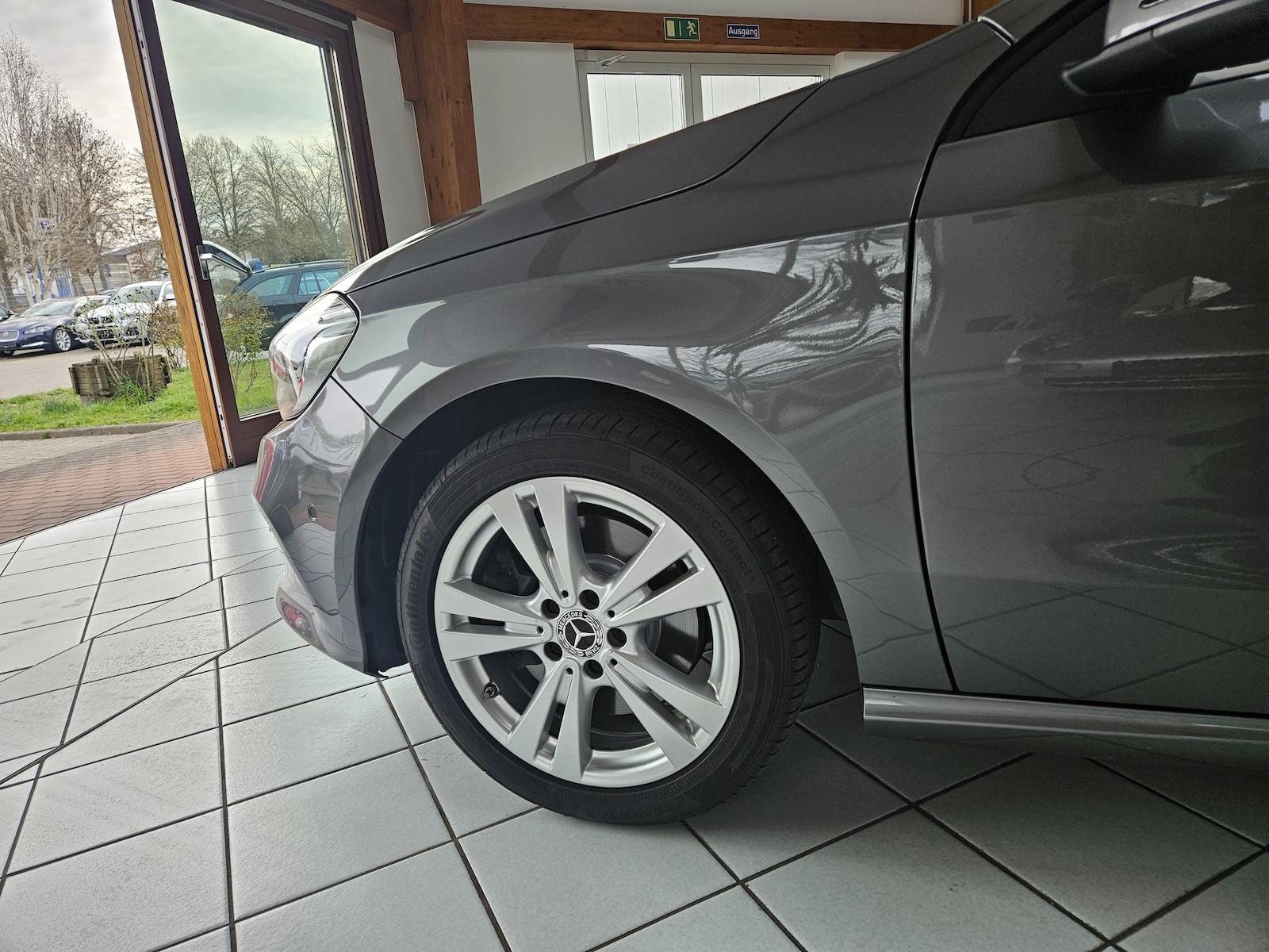 Mercedes-Benz A 250 Urban LED RFK Navi SHZ Teilleder PARK-ASS.