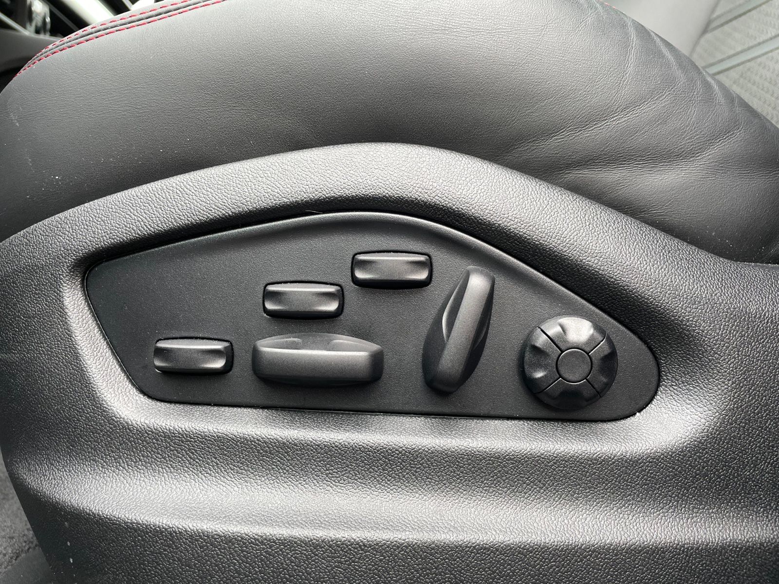 Fahrzeugabbildung Porsche Cayenne GTS Coupé |HUD|ACC|360°|3.Disp|Sportdesi