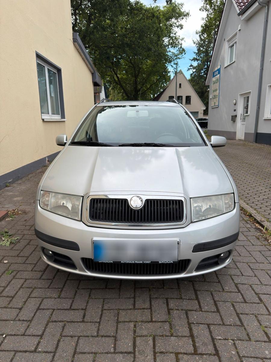 Skoda Fabia 2006 — rear view